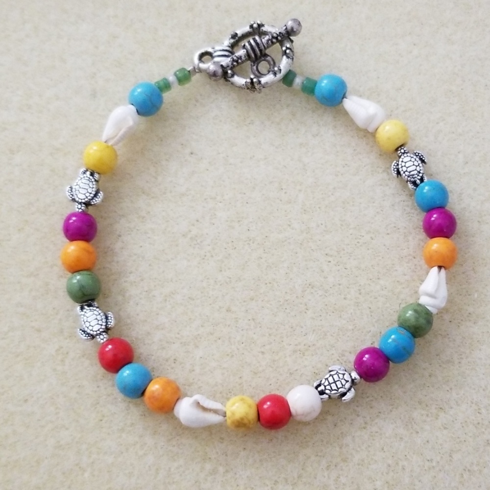 Rainbow colored glass beaded bracelet featuring se